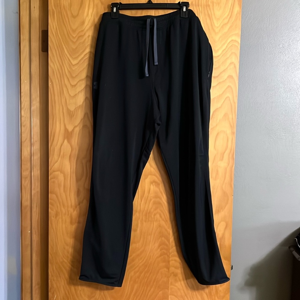 Under Armor Black Joggers size 2xl. Zipper Pockets. Drawstring functional